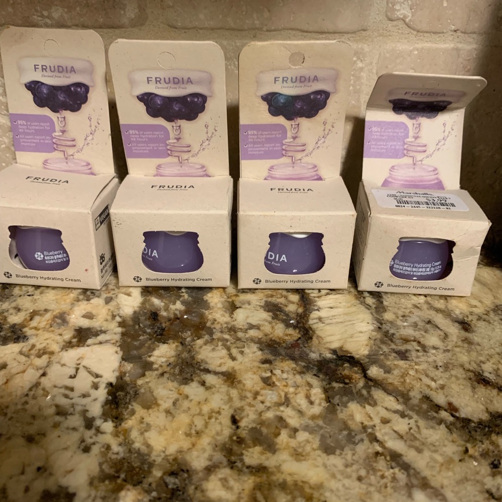 Frudia Blueberry Hydrating Cream
Lot Of 4
New In Box.
0.35oz